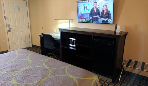 Room, 1 King Bed, Non Smoking (Mobility/Hearing, Tub with Grab Bars)