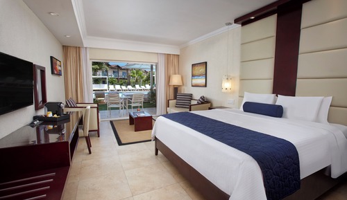 Standard Room, 1 King Bed, Pool View