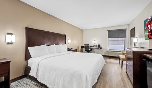 Premium Room, 1 King Bed (Upgraded Bedding & Snack, Smoke Free)