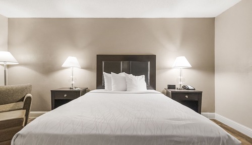 Standard Room, 1 Queen Bed, Accessible Bathtub, Non Smoking