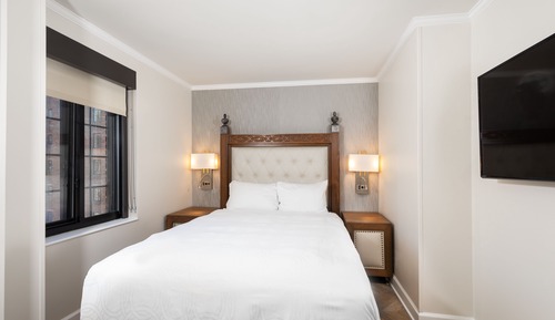 Luxe One-Bedroom Queen Suite
