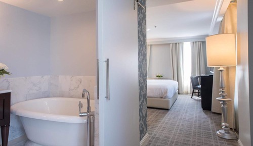 Deluxe Room, 1 King Bed, Corner (Spa Bathroom)