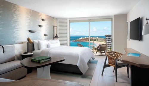 Club Room, 1 King Bed with Sofa bed, Roll-in Shower (Mobility Accessible, Hokupa'a Tower)