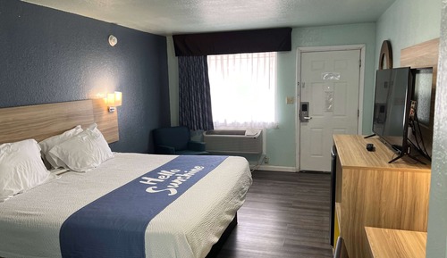 Room, 1 King Bed, Smoking