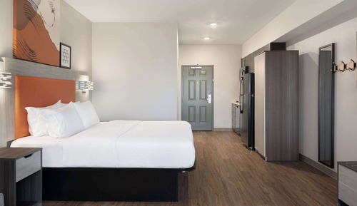 Junior Suite, 1 King Bed, Accessible, Bathtub