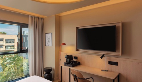 Room, 2 Twin Beds, City View