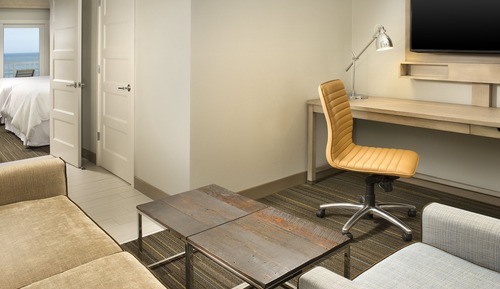 Executive Suite, 1 King Bed with Sofa bed, Balcony (Mobility/Hearing Access, Roll-In Shwr)