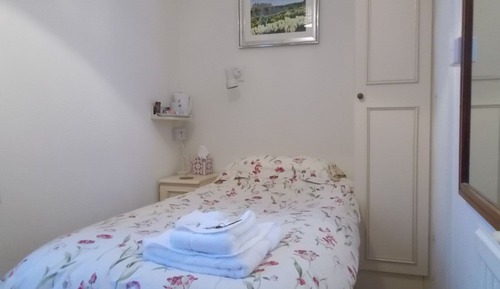 Single Room, Private Bathroom