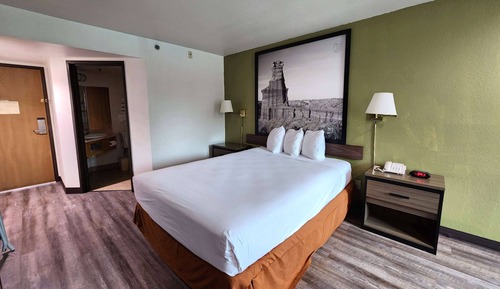 Deluxe Room, 1 Queen Bed, Accessible, Non Smoking (Mobility,Hearing,Tub w/Grab Bars)
