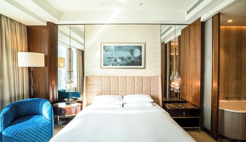 Club Room, 1 King Bed (Club Lounge Access)