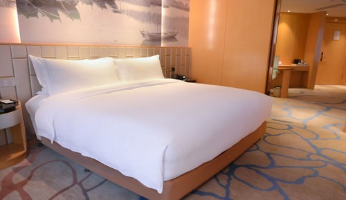 Deluxe Suite, 1 King Bed, Club Lounge Access, River View