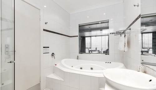 Deluxe Studio Suite with Spa Bath