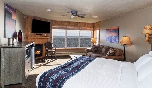 Standard Room, 1 King Bed, Fireplace, Lake View