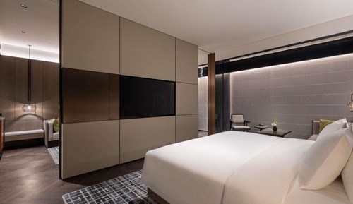 Deluxe Suite, 1 King Bed, City View