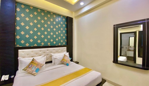 Deluxe Room (Queen Bed )