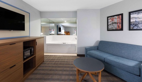 Deluxe Studio Suite, 1 King Bed, Non Smoking (Second Floor)
