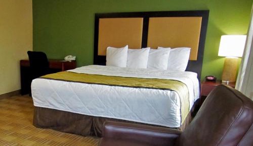 Deluxe Studio with 1 King Bed - Non-Smoking