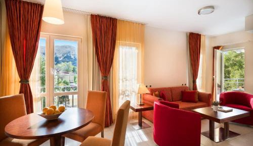 Suite for 2+2