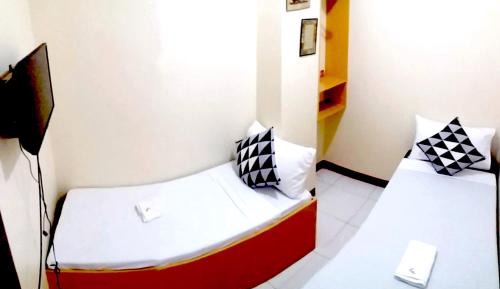 Economy Twin Room (Fan Room with Shared Bathroom)