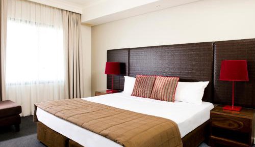 One-Bedroom Apartment with City View - Weekly Housekeeping