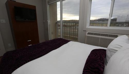 One-Bedroom Queen Suite - Non-Smoking