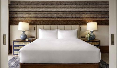 Fairmont Suite with One King Bed and Sofa Bed and Roll-In Shower, 860Sf, 79Sm , Mobility Accessible, Rollin Shower