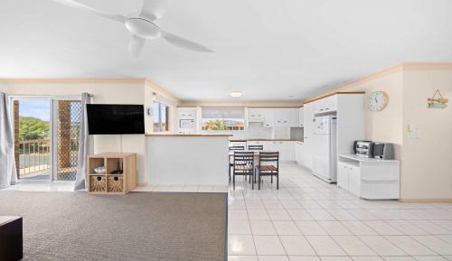 Four-Bedroom Apartment with Balcony 