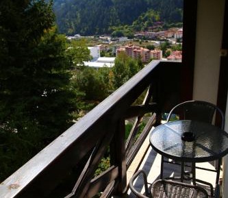 Deluxe Two-Bedroom Apartment with Garden View