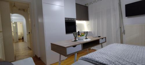 Classic One-Bedroom Apartment with King Bed