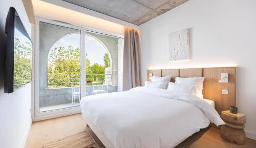 Queen Room with Balcony