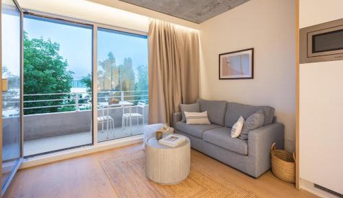 Deluxe Queen Suite