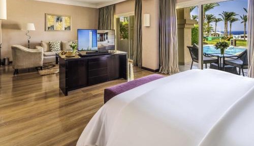Swim-Up Suite