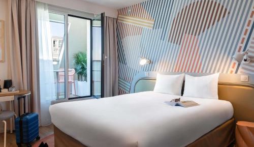 Junior Queen Suite with a Double Sofa Bed and Balcony