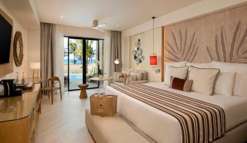 Preferred Club Junior Suite Ocean Front Swimout King Bed