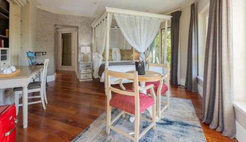 Deluxe King Suite