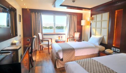 Deluxe Room (2 Adults + 1 Child)