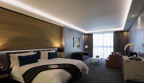 Deluxe King Room with Patio/Balcony