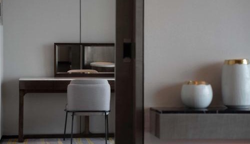 Deluxe King Suite with Lounge Access