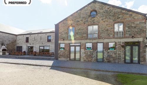 Ten-Bedroom Holiday Home