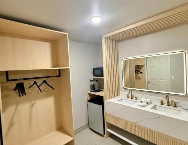 Superior King Suite - Non-Smoking