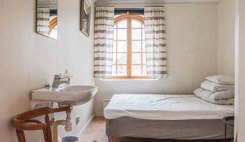 Single Room with Shared Shower and Toilet