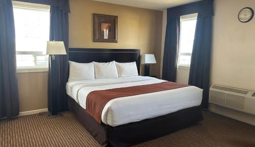 Queen Room with Bathtub with Grab Bars - Mobility Accessible/Non-Smoking