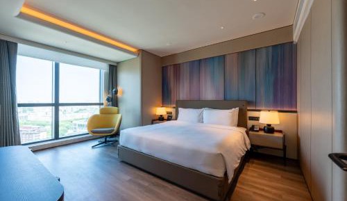 One-Bedroom Suite with Dining Area and Kitchen