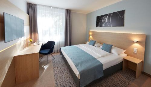 Standard King Room with Street View
