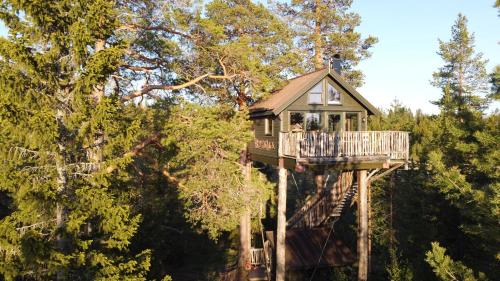 Family Room with Mountain View