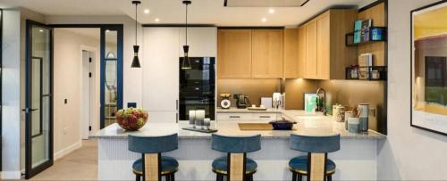 Deluxe One-Bedroom Apartment with City View