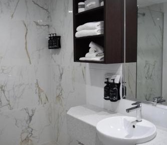 Studio Apartment  with Walk-in Shower