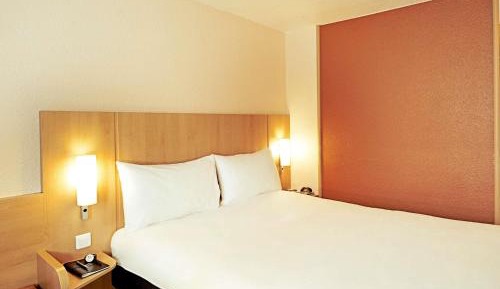 Standard Room with One Double Bed and One Single Bed