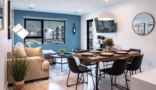 Apartment with Mountain View