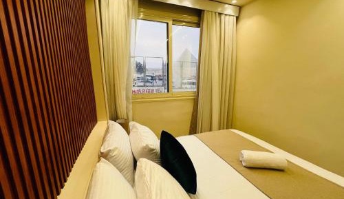 Quadruple Room with Pyramids View